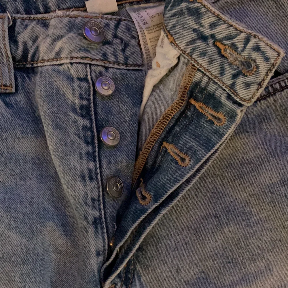 Jag säljer mina blåa/ljusblå jeans från hm! Fint skick och bra passform. Säljer dem pga att den är för stora för mig🥲 Riktigt fina nu till våren och sommaren! 🌴🌻🦋🥰💜. Jeans & Byxor.