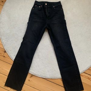 Nakd trendiga svarta jeans - Så snygga Nakd jeans som tyvärr är för små för mig i midjan. De är högmidjade och loose fit i benen och ganska långa men går att klippa! Aldrig använda så bra skick 💗💗💗 Köpta för 500kr 