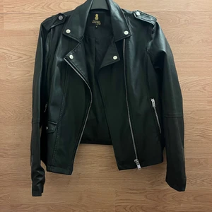 Skinnjacka  - En skinnjacka från Pernilla Wahgrens kollektion! Superfin, endast använd 2-3 gånger! Hör av er vid frågor eller fler bilder💜