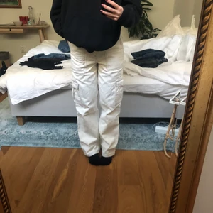 Vita byxor från Urban Outfitters - Vita byxor från Urban Outfitters som typ är oanvända. Säljer pga att de inte kommer till användning. Är hellånga på mig som är 165 och passar xs/s, sitter medelhögt i midjan 