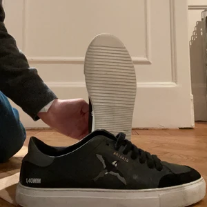 Axel arigato, black - Snygga Axel arigato skor i modellen black. Hyfsat bra skick och passar till allt!