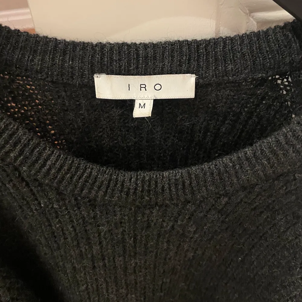 Mörk grå stickad tröja från IRO, med cut out detaljer i storlek M. Nyskick! (Nypris 3500kr) . Stickat.