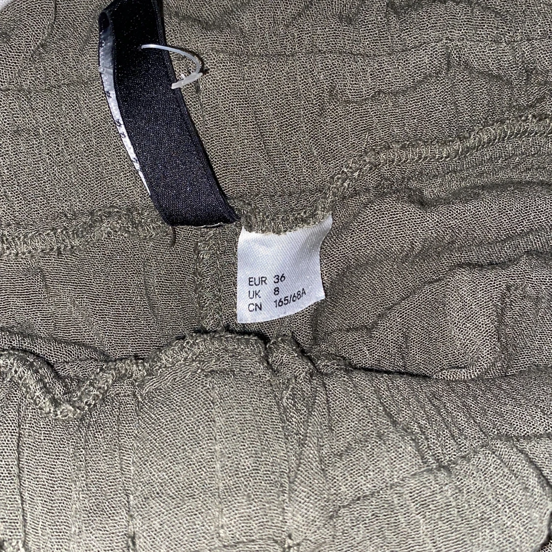 Oanvända korta byxor