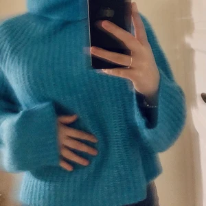 superfin blå tjocktröja - ALDRIG ANVÅND MED LAPPEN PÅ !! superfin vackert blå tröja från Zara. Köpt innan jul, men hqr inte gått någon användning av den 🤎 Nypris: 399! säljer för 150!   