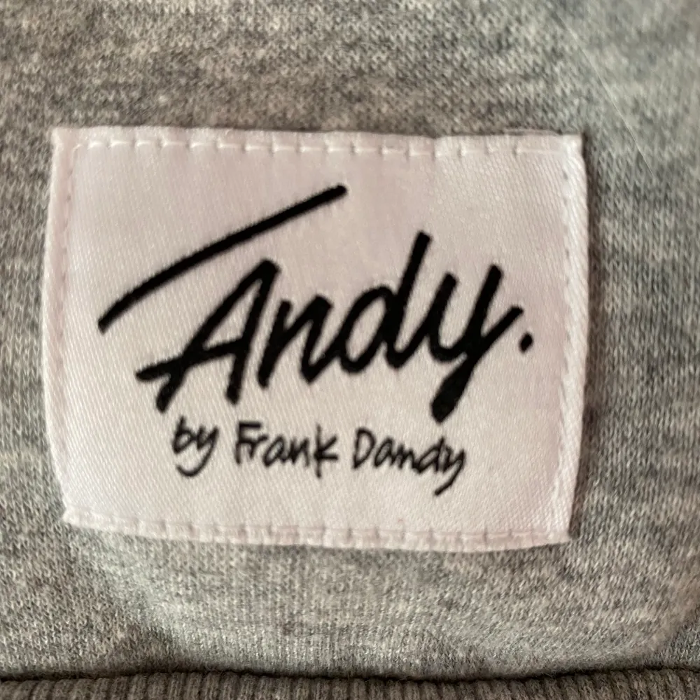 Snygg hoodie från Andy, inga defekter och knappt använd, inte min stil. Köparen står för frakten❤️ så mysig och mjuk innuti. Hoodies.