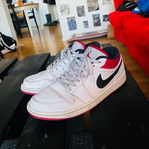 NIKE JORDAN 1 LOW - Använda men absolut fortfarande ståtliga, Storlek 43. Skulle säga att cond är 6/10.