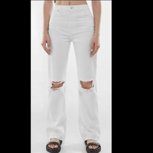 Säljer dessa vita bershka mid/high waisted straight leg jeans, pågrund av att dem inte kommer till användning. Har använt dem 1 gång, köpta för 359kr 