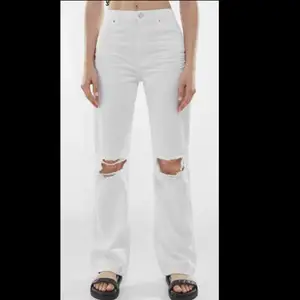 Säljer dessa vita bershka mid/high waisted straight leg jeans, pågrund av att dem inte kommer till användning. Har använt dem 1 gång, köpta för 359kr 