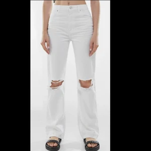 Bershka jeans straight leg - Säljer dessa vita bershka mid/high waisted straight leg jeans, pågrund av att dem inte kommer till användning. Har använt dem 1 gång, köpta för 359kr 