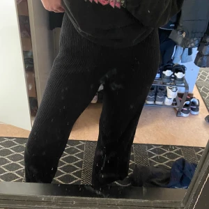 Ribbade byxor från NAKD - Snygga ribbade byxor från NAKD, inga defekter. Dessa var för långa för mig som är 165 så klippte av dem til fothöjd och då passade dem perfekt, har dock inte haft användning av dem så dem är som oanvända. Köparen står för frakten💞 dem för fler bilder eller vid frågor💞