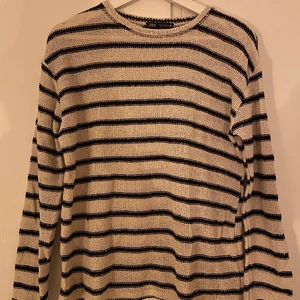 Randig tröja från zara - En randig rustik stickad tröja från zara. Köptes för 259kr och är slut på deras hemsida. Har nästan aldrig kommit till användning och därav har jag använt den en gång. Storlek s, sitter som den ska och är inte oversize. ❤️‍🔥