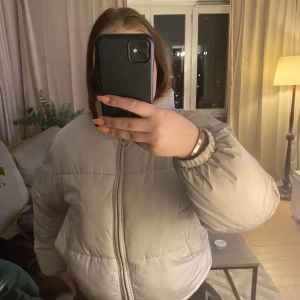 Jacka beige - Snygg och väldigt skön jacka från pull & bear, skulle gärna behållt den om den inte var för liten för mig, har använt ett fåtal gånger men inget som syns! Den är M men skulle säga att den är mer S, om man vill att den ska sitta lite mer oversize dvs