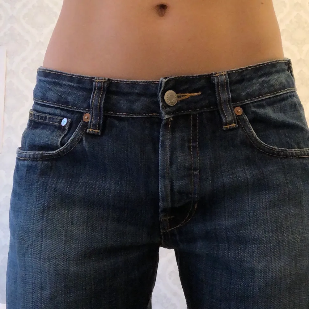 Riktigt snygga mörkblå lågmidjade jeans från fit lad! De är vida och i väldigt bra skick. Säljer då de är lite för korta på mig. Midjemått är ca 78 cm och innerbenslängden ca 77 cm. Skriv för fler bilder!💗 . Jeans & Byxor.