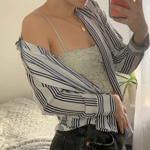 Luftig skjorta  - En randig (vit och mörkblå) och väldigt skön skjorta att ha på sommaren över bikini eller till snyggt! Från hm och fint skick ☺️