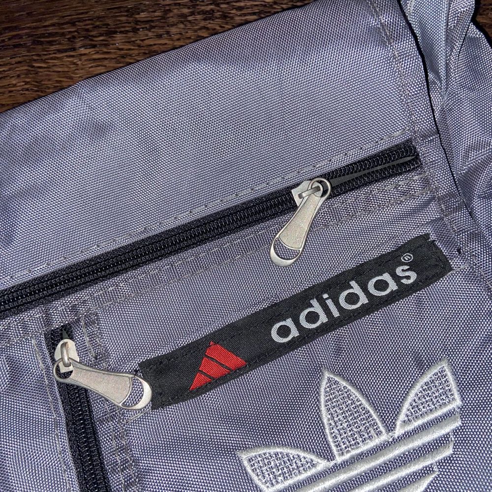 Grå Adidas väska - Adidas | Plick Second Hand