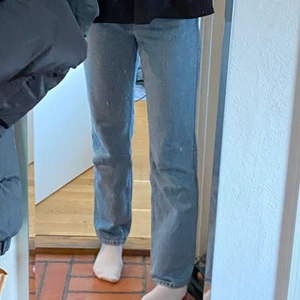 Weekday jeans - Assnygga blåa raka jeans som tyvärr inte kommer till användning. Fint skick. Köparen står för frakten. Bud från 200kr💖💖