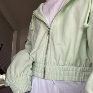 En mintgrön zip up hoodie från Gina tricot, storlek xs.💗 Aldrig använt och är i nyskick. Säljer pga att den inte kommer till användning i min garderob.🥲 Borta från hemsidan. Köpt för 200 kr och pris kan diskuteras. Köparen står för frakt.🥰 