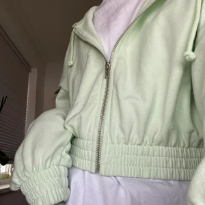 Mintgrön zip up hoodie - En mintgrön zip up hoodie från Gina tricot, storlek xs.💗 Aldrig använt och är i nyskick. Säljer pga att den inte kommer till användning i min garderob.🥲 Borta från hemsidan. Köpt för 200 kr och pris kan diskuteras. Köparen står för frakt.🥰 