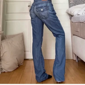 True religion jeans - Säljer dessa snygga jeans från true religion som jag köpt på Plick för 500kr (2 första bilderna är från förra ägaren). De är i storlek 27 o går ner till marken på mig som är 170cm lång💕💕💕