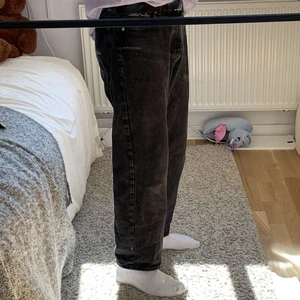 Sweet skater jeans - Superfina baggy Svart/gråa sweet skater jeans köpta för 500kr. Herr jeans, men kan användas av båda tjejer och killar. Är urtvättade men gav de bara en trendig svart/grå färg,  inga andra slitningar eller hål. Strl M och personen som har på sig dom är lite under 180. Buda gärna💕