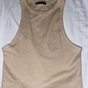 Tröja  - Jag säljer en tröja som är beige och jag köpte den i somras den är i storlek m