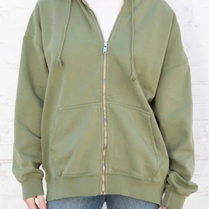 Super fin Brandy Melville zip up! - Säljer min älskade Brandy Melville zip up. Super fin oversize fit. Använd men super bra skick. Budgivning ifall många intresserade! 💕