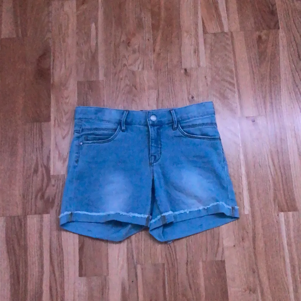 Blåa shorts som har uppvikta kanter. Dom är ifrån Kappahl. Storlek:164. Rätt så bra skick,fina,säljer pågrund av inte användning.. Shorts.