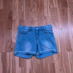 Blåa shorts som har uppvikta kanter. Dom är ifrån Kappahl. Storlek:164. Rätt så bra skick,fina,säljer pågrund av inte användning.