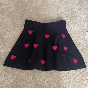 Kjol från hm😍 - Säljer en superfin kjol från hm (barnavdelning), skulle säga att kjolen passar storlek xxs/xs, använd en gång😍