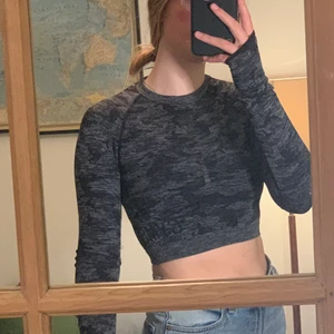 Gymshark topp - Väldigt snygg sport topp som sitter väldigt bra men tajt. Aldrig andvänd, nyskick. Köpt för 450 kr! 🌸
