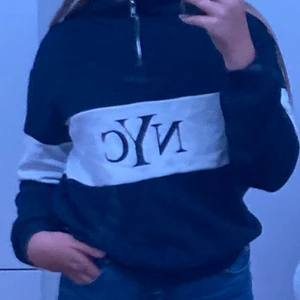 NYC mörkblå/vit tjocktröja - En tjocktröja i färgen mörkblå och vit från HM. Den är i bra skick och nästan aldrig använd. Storlek: XS. Väldigt mysig och skön. Du väljer vilket fraktsätt.