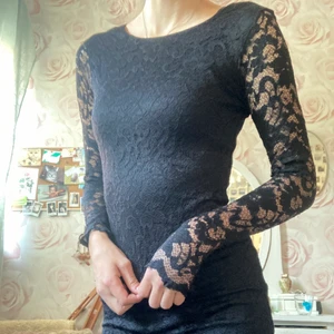 Svart klänning  - Svart kort klänning med spets armar och halv öppen spets rygg 