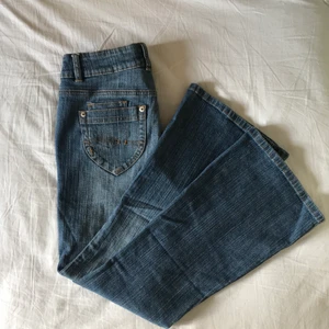 bootcut jeans💅🏻💅🏻 - Ursnygga bootcut jeans från tidigt 2000-tal! Från märket Kitty, model Kick Flare. Lite stretchiga, 2% elastan. Lappen där storleken stod på är avklippt men jag gissar på 29”. Kan skicka fler bilder eller mått vid begäran. Om fler är intresserade blir det budgivning. Kolla gärna in mina andra annonser, samfraktar gärna🐅