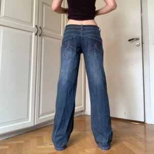 Jeans  - Säljer mina jeans i snyggaste modellen med coola fickor. Jag är 168 och brukar ha s/36 i jeans. Går inte att köpa nya i butik💞