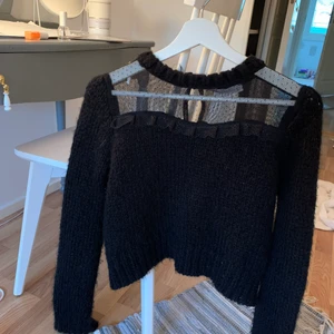  Zara, stickad tröja med spets  - Så fin stickad tröja men som tyvärr inte kommer till användning längre. Köpt för ca ett år sedan på zara, men väldigt sparsamt använd. Supertjockt material och såå gosig💗🌟 Kan antingen mötas upp eller skicka, priset kan också diskuteras