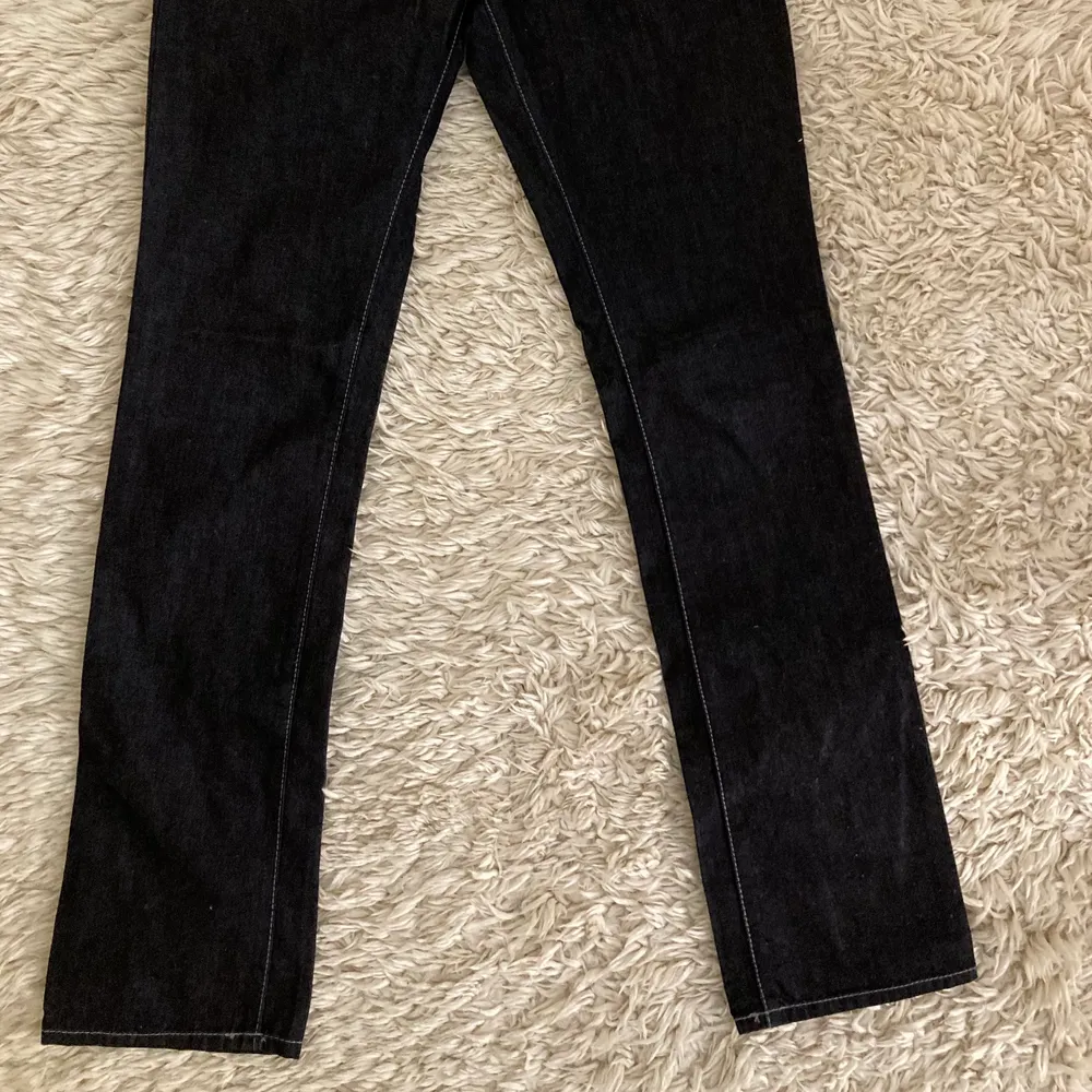 Säljer ett par svarta Calvin Klein jeans med vita sömmar! Rak modell som går ner till marken på mig som är 170 cm. De är dessutom i princip oanvända då de är för små för mig!. Farkut & Housut.