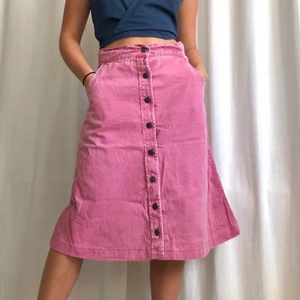 Kjol💋 - Rosa jeanskjol med knappar framtill, i mycket fint skick!✨