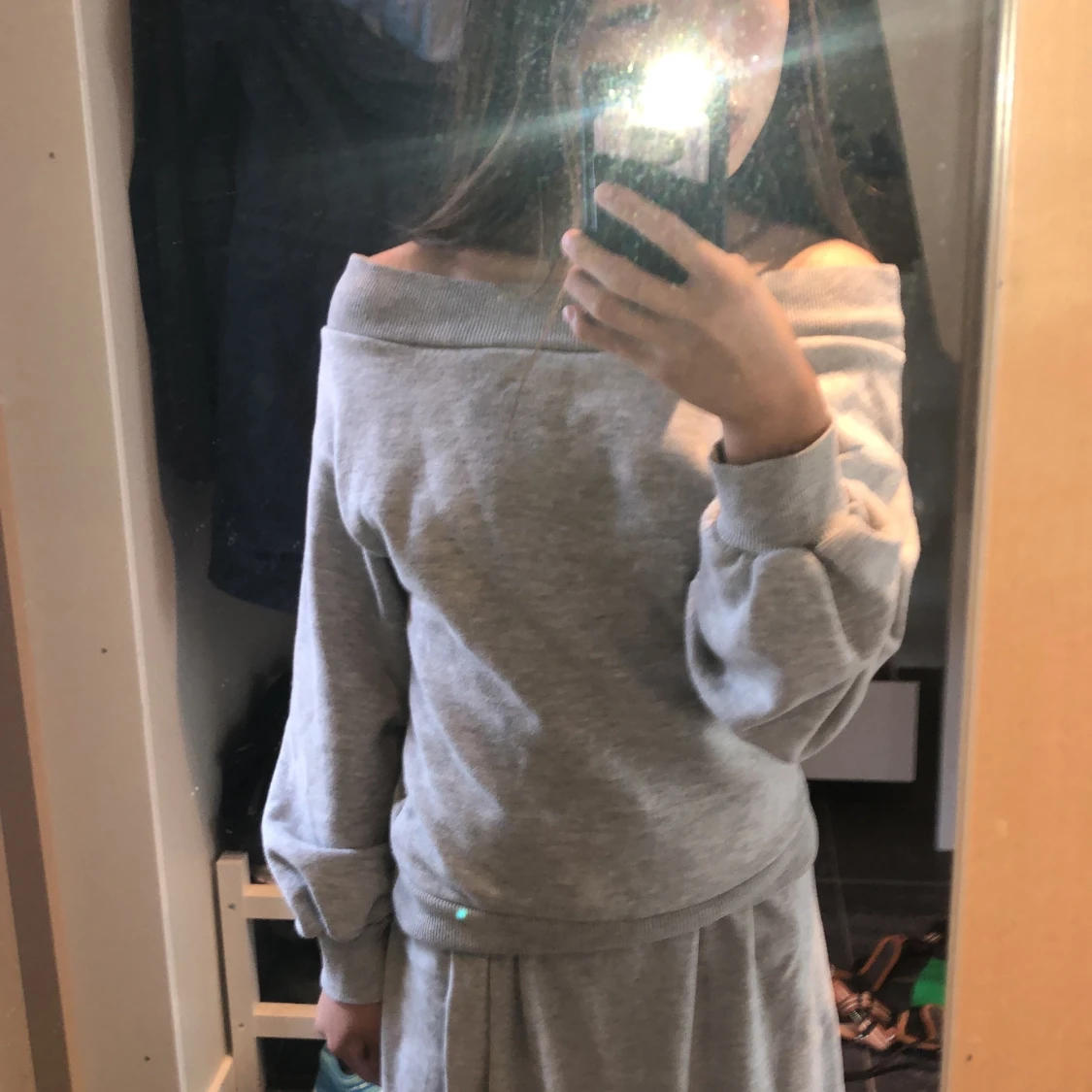 Mysig off-shouldet sweater i grå 