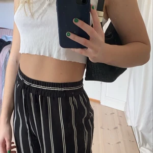 Monki byxor - Byxor från monki i storlek XS som inte kommer till användning längre. Köpare står för frakt🖤