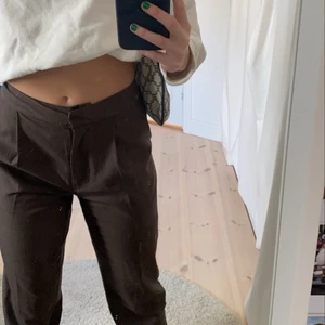 Nakd kostymbyxor - Bruna kostymbyxor från nakd i storlek 34🤎 används knapp längre, köpta second hand på arkivet. Köpre står för frakt!