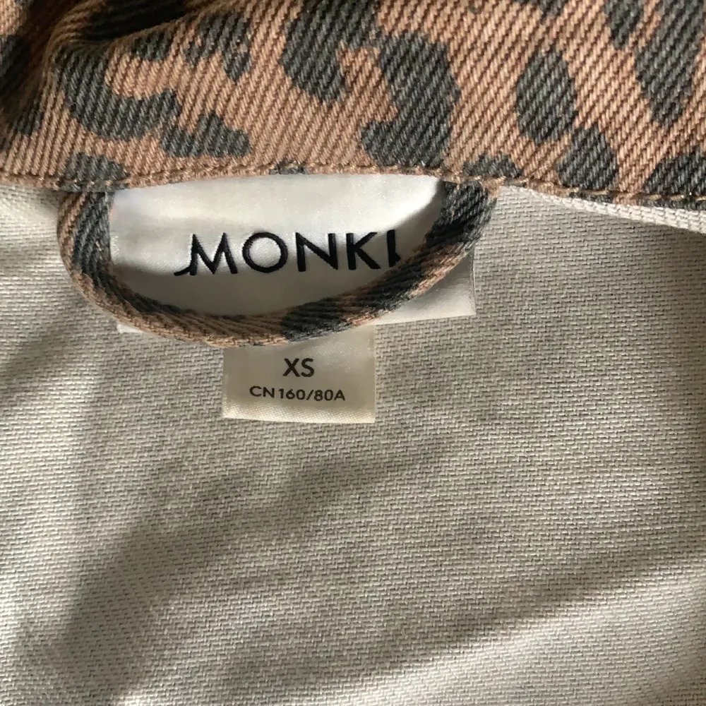 En leopardmönstrad jeansjacka från Monki, säljer pga för kort i armarna för mig som är lång. Jätte bra kvalitet! Skriv för mer information🤍🤍 250 kr + Frakt . Jackor.
