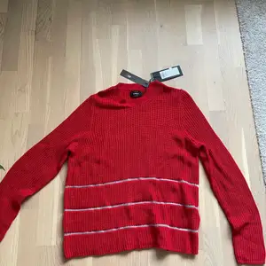 Stickad röd tröja från only. Oanvänd storlek M