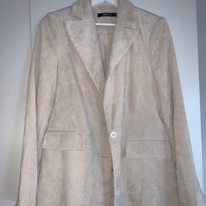 Manchester kavaj - Från Gina Tricot, storlek 38 men upplever den som liten i storleken så passar mer än 34/36. Säljer för 200kr + frakt, sparsamt använd och är i fint skick 😊