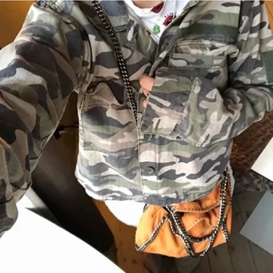 Pull&bear militärjcka - Trendig militärjacka från pull&bear i storlek M, jättebra skick. Perfekt nu till hösten❤️Dem två första bilderna är lånade av ”Astrid💘” på plick!