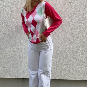 Rutig tröja - As snygg rutig pullover! Sitter bra på modellen som har S, köparen står för frakten 🤎