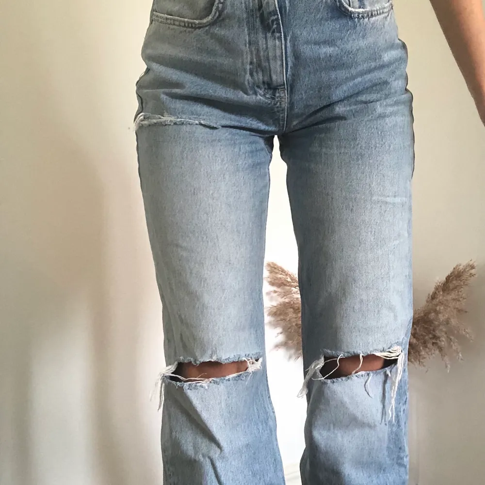 Superfina jeans från Ginatricot, använda endast 2 gånger. Inte riktigt min stil så säljer dem:) Passar mig som är 164cm.. Jeans & Byxor.
