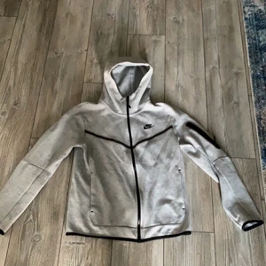 Nike tech fleece hoodie  - Strl S. Inte använt så mycket. 