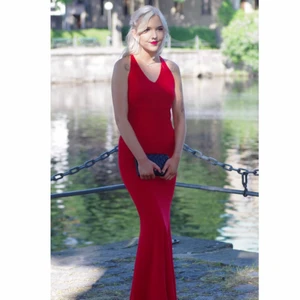 Balklänning  - Röd klänning som endast är använd på bal en gång, så himla fin och väldigt skönt material. Den är i fint skick, ser helt ny ut.