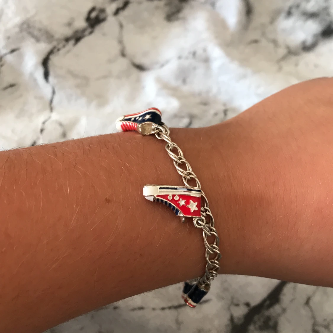 Armband med converesskor på✨