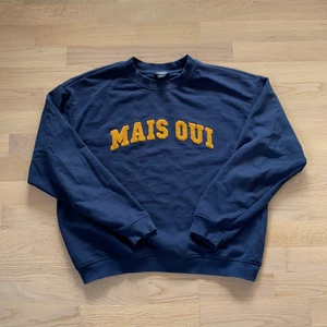 Sweatshirt med tryck - Blå sweatshirt med orange tryck från monki, så skönt material och bra skick❤️